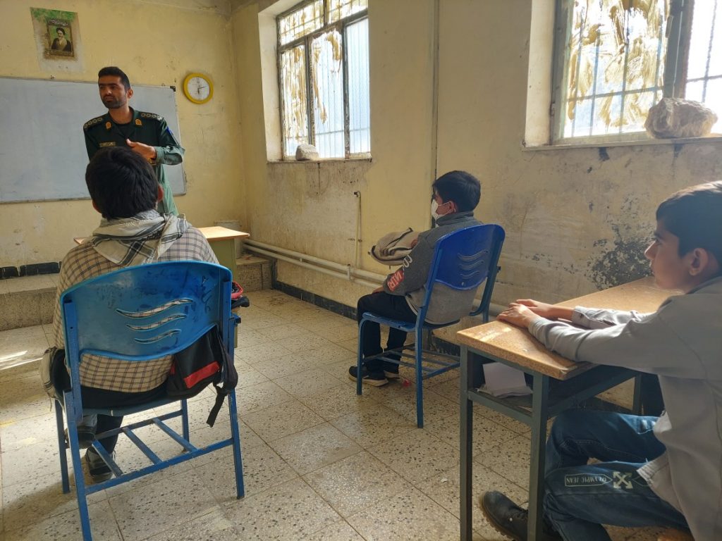 نشست صمیمی مسئول کانون بسیج فرهنگیان شهرستان بهمئی با دانش آموزان متوسطه مدارس بخش سرآسیاب