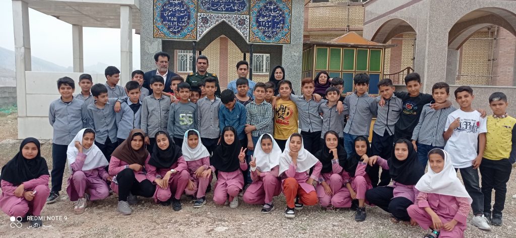 تجدید میثاق مسئول بسیج فرهنگیان سپاه ناحیه بهمئی و جمعی از فرهنگیان مدرسه شهید سلیمانی با شهدا