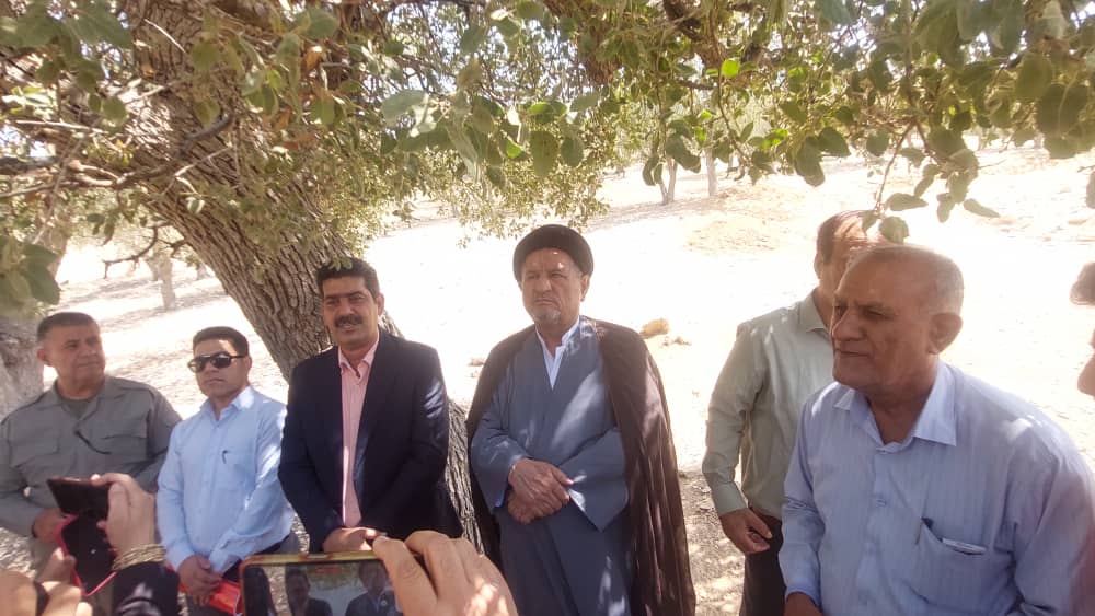 بازدید نماینده مجلس شورای اسلامی به همراه فرماندار ازروستاه گره ای چاسخار