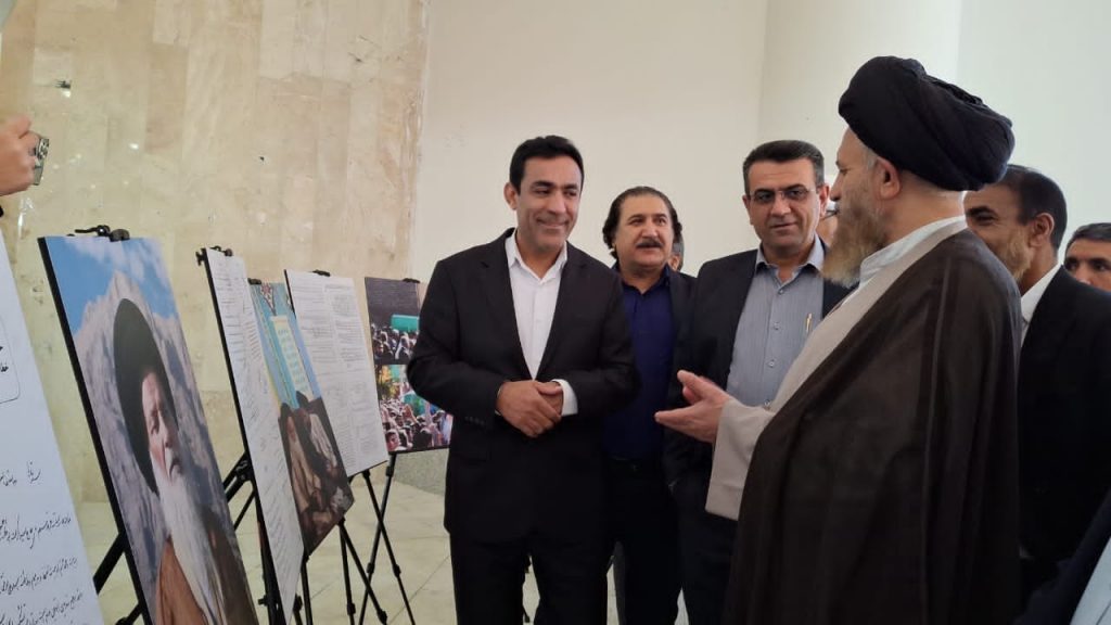 نمایشگاه «در قاب کرامت» با محوریت تصاویر، اسناد تاریخی و دست‌نوشته‌های آیت‌الله‌العظمی ملک‌حسینی (ره) در یاسوج گشایش یافت