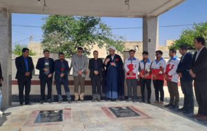 عطرافشانی مزار شهدا؛ آغاز هفته کتاب در بهمئی با ادای احترام به چراغ راه جامعه